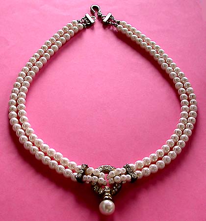 a beautiful vintage costume jewelry necklace unsigned