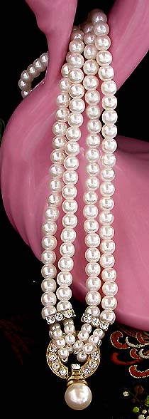a beautiful vintage costume jewelry necklace unsigned