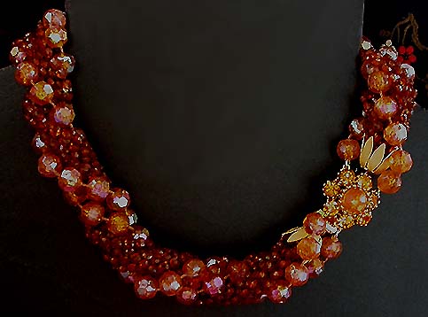 a beautiful vintage costume jewelry necklace unsigned