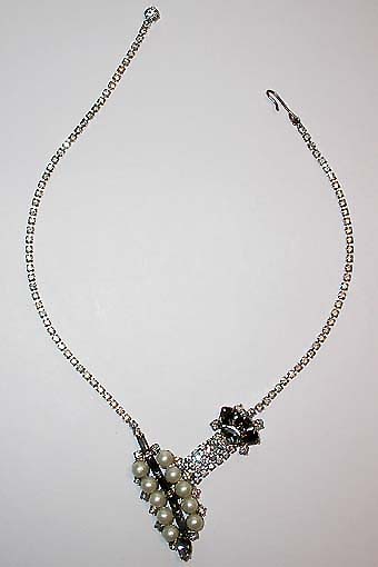 a beautiful vintage costume jewelry necklace unsigned