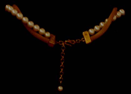 a beautiful vintage costume jewelry necklace unsigned
