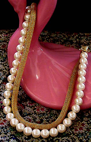a beautiful vintage costume jewelry necklace unsigned