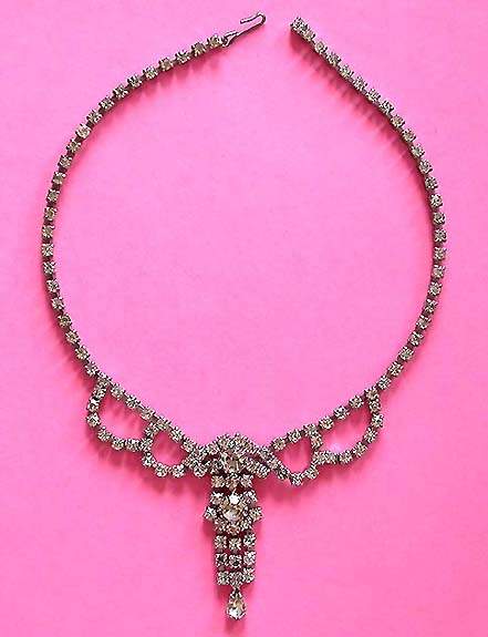 a beautiful vintage costume jewelry necklace unsigned