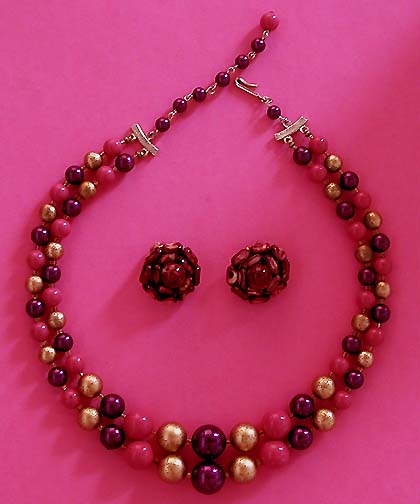 a beautiful vintage costume jewelry necklace unsigned