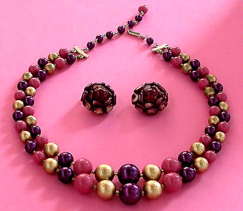 a beautiful vintage costume jewelry necklace unsigned