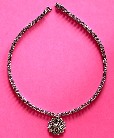 a beautiful vintage costume jewelry necklace unsigned