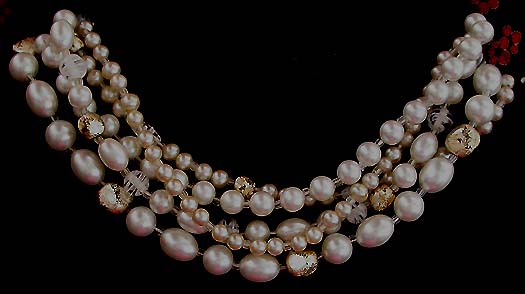 a beautiful vintage costume jewelry necklace unsigned
