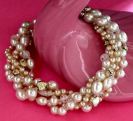 a beautiful vintage costume jewelry necklace unsigned