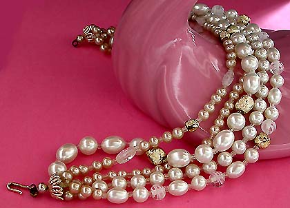 a beautiful vintage costume jewelry necklace unsigned