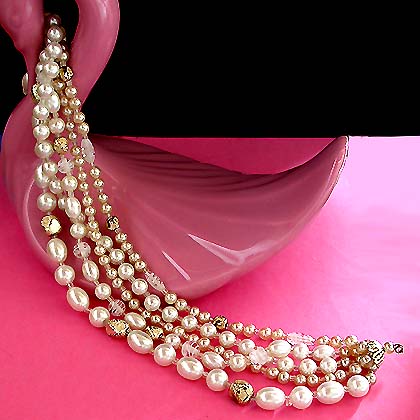 a beautiful vintage costume jewelry necklace unsigned