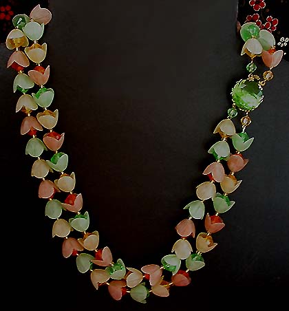 a beautiful vintage costume jewelry necklace unsigned