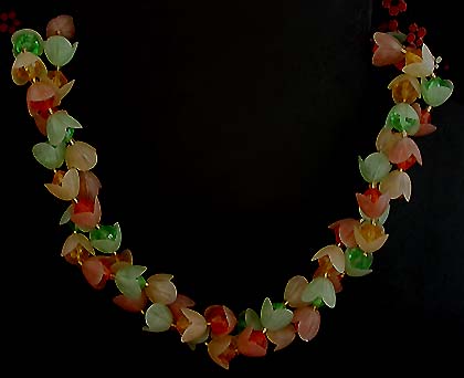 a beautiful vintage costume jewelry necklace unsigned