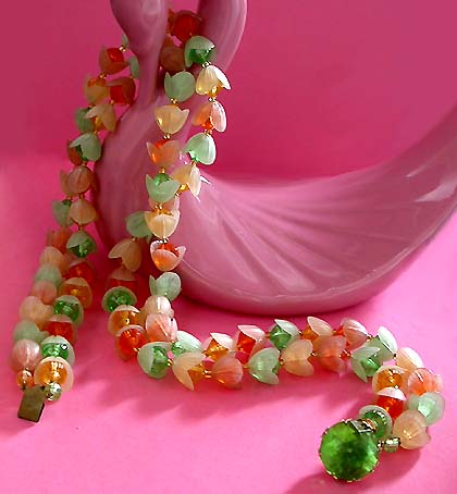 a beautiful vintage costume jewelry necklace unsigned