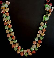 a beautiful vintage costume jewelry necklace unsigned