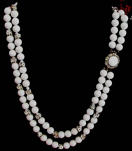 a beautiful vintage costume jewelry necklace unsigned