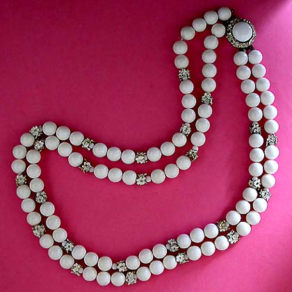 a beautiful vintage costume jewelry necklace unsigned