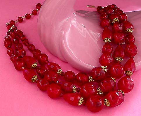 a beautiful vintage costume jewelry necklace unsigned