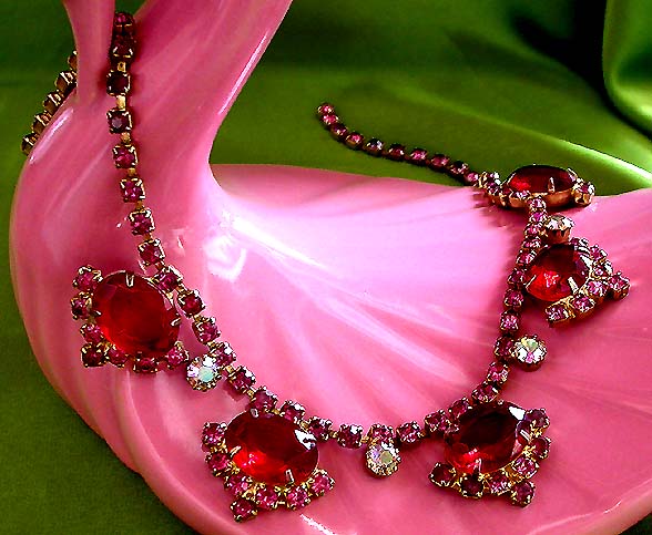 a beautiful vintage costume jewelry necklace unsigned