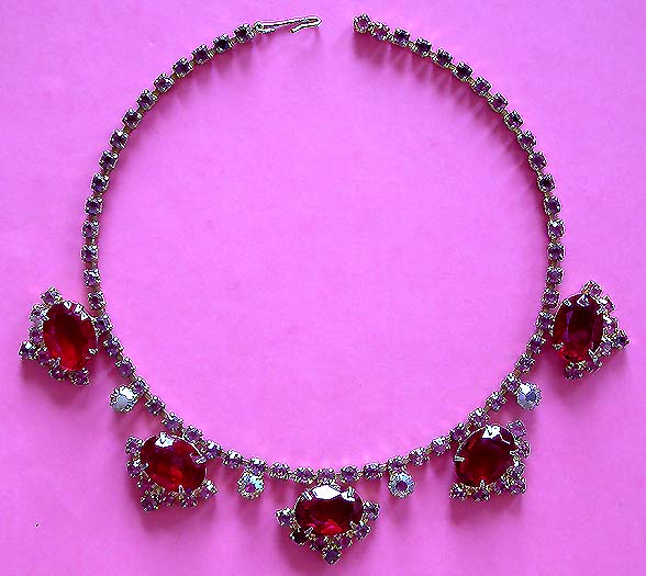 a beautiful vintage costume jewelry necklace unsigned