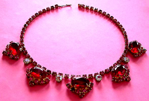 a beautiful vintage costume jewelry necklace unsigned