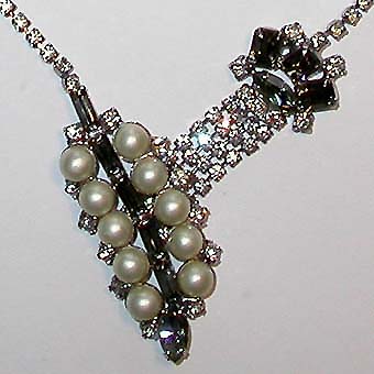 a beautiful vintage costume jewelry necklace unsigned