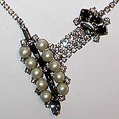 a beautiful vintage costume jewelry necklace unsigned