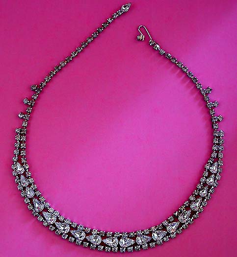 a beautiful vintage costume jewelry necklace unsigned