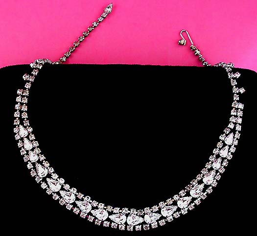a beautiful vintage costume jewelry necklace unsigned