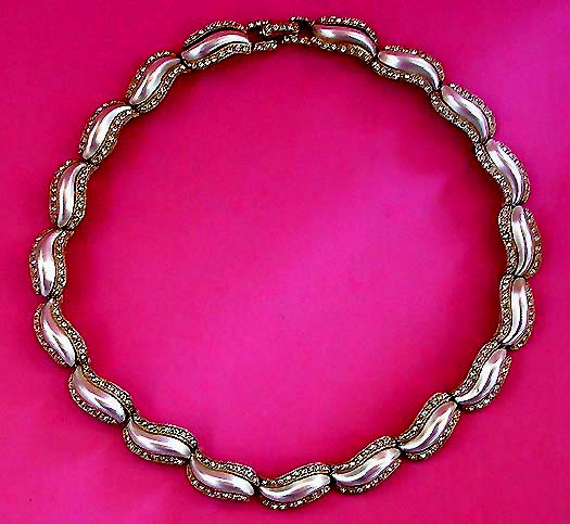 a beautiful vintage costume jewelry necklace unsigned