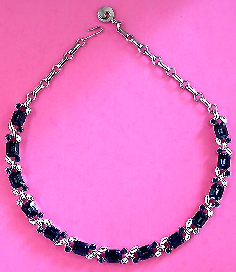 a beautiful vintage costume jewelry necklace unsigned
