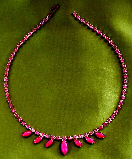 a beautiful vintage costume jewelry necklace unsigned