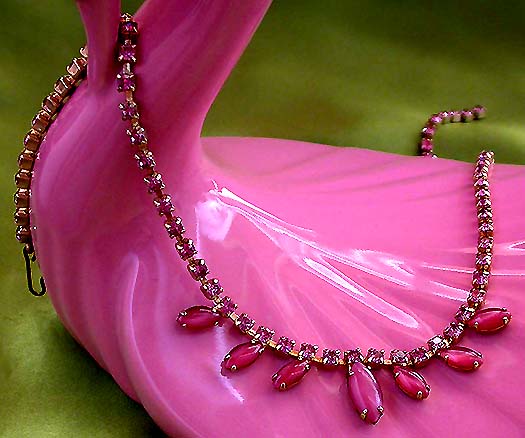 a beautiful vintage costume jewelry necklace unsigned
