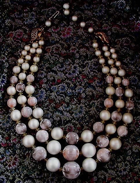 a beautiful vintage costume jewelry necklace unsigned