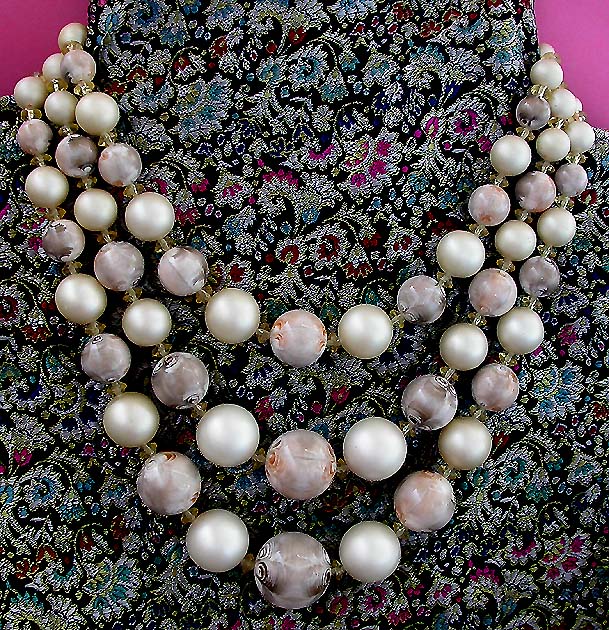 a beautiful vintage costume jewelry necklace unsigned
