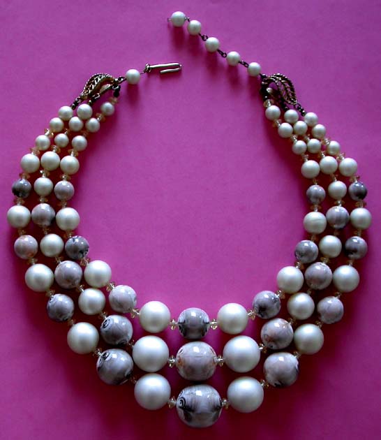 a beautiful vintage costume jewelry necklace unsigned