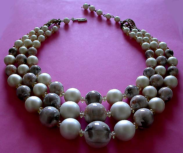 a beautiful vintage costume jewelry necklace unsigned
