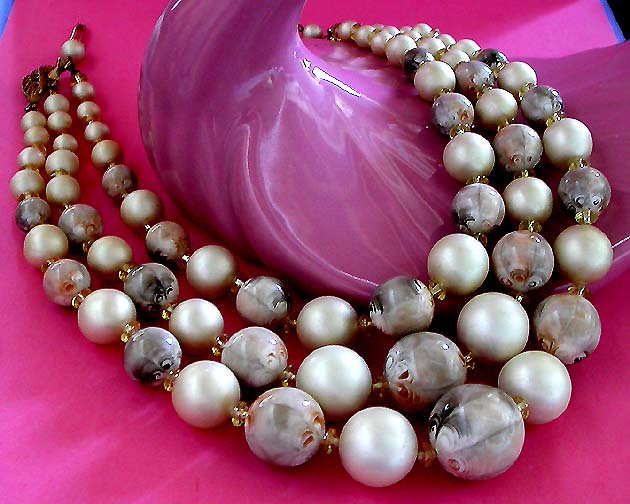 a beautiful vintage costume jewelry necklace unsigned