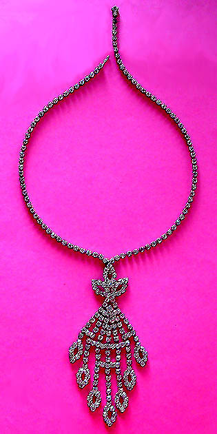 a beautiful vintage costume jewelry necklace unsigned