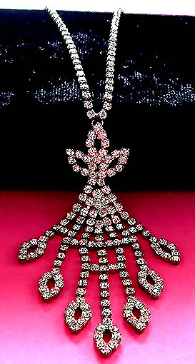 a beautiful vintage costume jewelry necklace unsigned