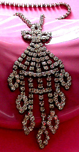 a beautiful vintage costume jewelry necklace unsigned