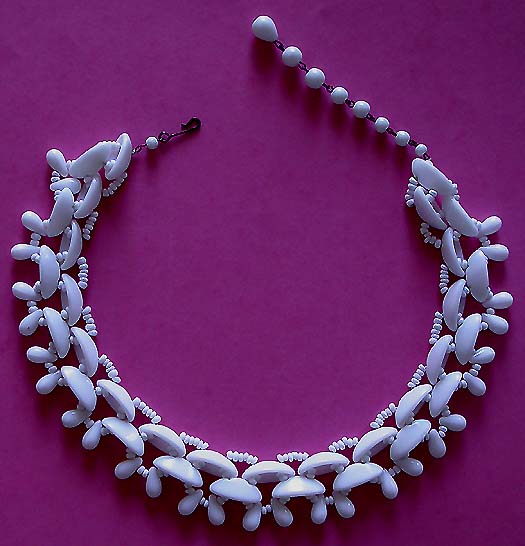 a beautiful vintage costume jewelry necklace unsigned