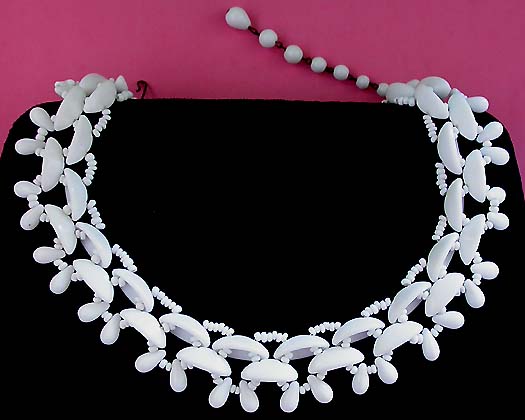 a beautiful vintage costume jewelry necklace unsigned