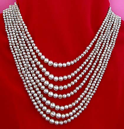 a beautiful vintage costume jewelry necklace unsigned