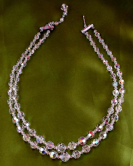 a beautiful vintage costume jewelry necklace unsigned