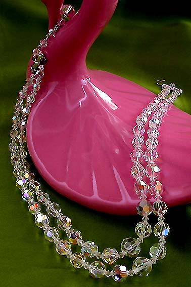 a beautiful vintage costume jewelry necklace unsigned
