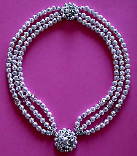 a beautiful vintage costume jewelry necklace unsigned
