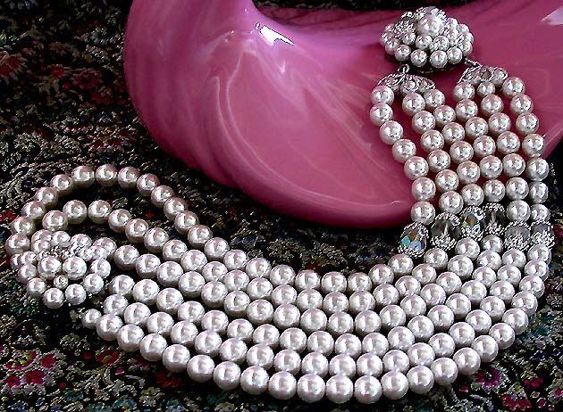 a beautiful vintage costume jewelry necklace unsigned