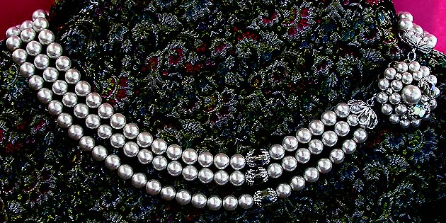 a beautiful vintage costume jewelry necklace unsigned
