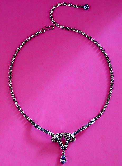 a beautiful vintage costume jewelry necklace unsigned