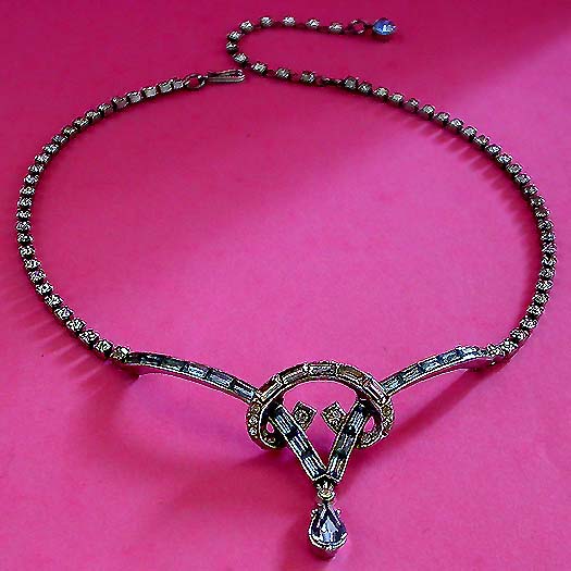 a beautiful vintage costume jewelry necklace unsigned
